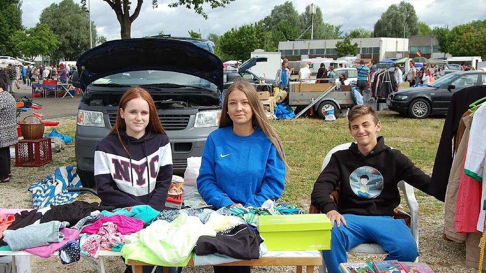Anna Abermet (15), Katharina Abermet (15) und Max Juninger (14, von links) aus Straubing verkaufen alles, was die Familie nicht mehr braucht: von Spielzeug über Porzellan bis zu Klamotten.