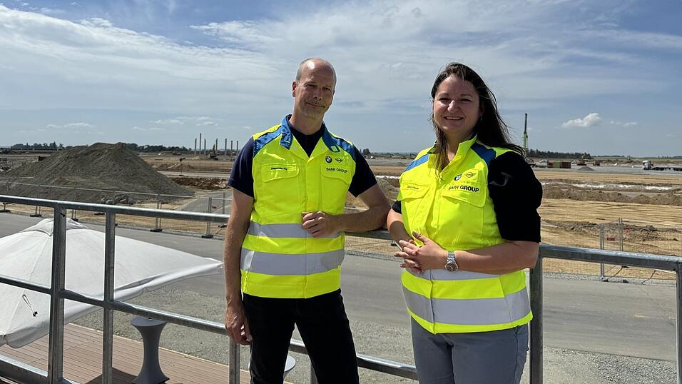 Alexander Kiy, Gesamtprojektleiter Werksaufbau, und Silvia Meyer, Leiterin der Abteilung Immobilienmanagement Hochvoltbatterie Niederbayern, berichteten am Dienstag vom Baufortschritt. Dazu zählen unter anderem die ersten Säulen der Montagehalle (hinten links). Alexander Kiy, Gesamtprojektleiter Werksaufbau, und Silvia Meyer, Leiterin der Abteilung Immobilienmanagement Hochvoltbatterie Niederbayern, berichteten am Dienstag vom Baufortschritt. Dazu zählen unter anderem die ersten Säulen der Montagehalle (hinten links).