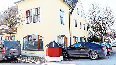 Durchaus beengt sind die Verhältnisse in der Schüsselhauser Straße. Die Parksituation könnte sich noch weiter verschlechtern, sollte dort zusätzlicher Wohnraum entstehen. Durchaus beengt sind die Verhältnisse in der Schüsselhauser Straße. Die Parksituation könnte sich noch weiter verschlechtern, sollte dort zusätzlicher Wohnraum entstehen.