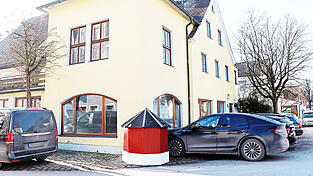 Durchaus beengt sind die Verh&auml;ltnisse in der Sch&uuml;sselhauser Stra&szlig;e. Die Parksituation k&ouml;nnte sich noch weiter verschlechtern, sollte dort zus&auml;tzlicher Wohnraum entstehen.