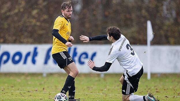 F&uuml;r einen Mittelfeldspieler erweist sich Stephan Kirscher (in Gelb) durchaus als torgef&auml;hrlich. F&uuml;nf Saisontreffer hat er f&uuml;r den FC Oberp&ouml;ring in 2025/26 schon erzielt.&nbsp;&nbsp;