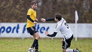 F&uuml;r einen Mittelfeldspieler erweist sich Stephan Kirscher (in Gelb) durchaus als torgef&auml;hrlich. F&uuml;nf Saisontreffer hat er f&uuml;r den FC Oberp&ouml;ring in 2025/26 schon erzielt.&nbsp;&nbsp;