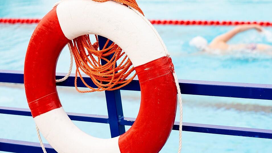 Volle Becken und volle Liegewiesen – aber oft zu wenig Aufsicht: Vielen Bädern in Deutschland fehlen Rettungsschwimmer. (Symbolbild) Volle Becken und volle Liegewiesen – aber oft zu wenig Aufsicht: Vielen Bädern in Deutschland fehlen Rettungsschwimmer. (Symbolbild)