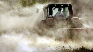 Bei einem Traktorunfall bei Zolling wurde ein Mann sehr schwer verletzt. (Symbolbild) Bei einem Traktorunfall bei Zolling wurde ein Mann sehr schwer verletzt. (Symbolbild)