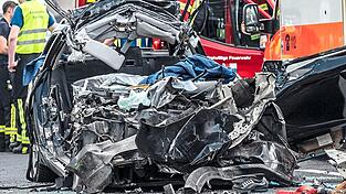 Jeder Unfalltote ist überflüssig. Erst recht, wenn hohe Geschwindigkeiten die Ursache sind. Jeder Unfalltote ist überflüssig. Erst recht, wenn hohe Geschwindigkeiten die Ursache sind.