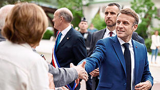 Bevor er seine Stimme am Sonntag im Wahllokal abgibt, schüttelt Emmanuel Macron viele Hände und lässt sich mit Anhängern fotografieren. Bevor er seine Stimme am Sonntag im Wahllokal abgibt, schüttelt Emmanuel Macron viele Hände und lässt sich mit Anhängern fotografieren.