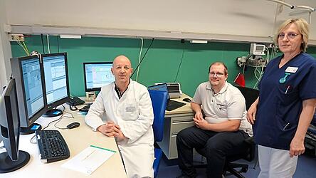 Üben für den Ernstfall: Verantwortliche der Interdisziplinären Notaufnahme der Klinik Mallersdorf (von links) Chefarzt Doctor-medic Lucian Jebelean, Oberarzt Michael Büttner und Pflegerische Leitung Rosalinde Niedermeier in Erwartung der ersten virtuellen Unfallpatienten.