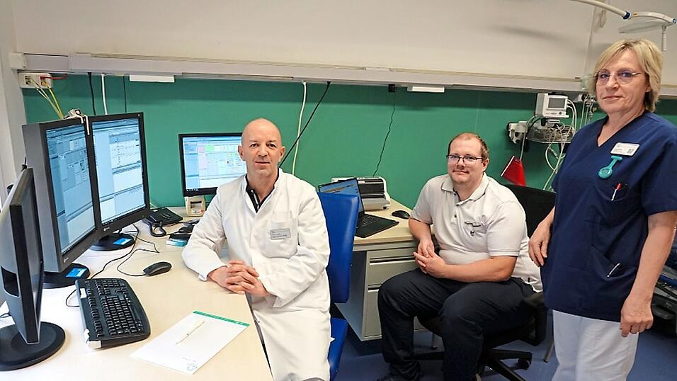 Üben für den Ernstfall: Verantwortliche der Interdisziplinären Notaufnahme der Klinik Mallersdorf (von links) Chefarzt Doctor-medic Lucian Jebelean, Oberarzt Michael Büttner und Pflegerische Leitung Rosalinde Niedermeier in Erwartung der ersten virtuellen Unfallpatienten.