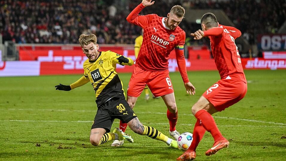 Der frühere Dortmund Pohlmann (l) spielt künftig für Fürth. (Archivbild) Der frühere Dortmund Pohlmann (l) spielt künftig für Fürth. (Archivbild)