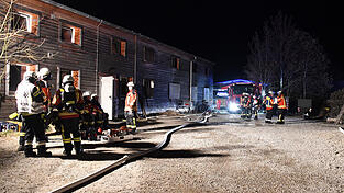 In der Nacht von Freitag auf Samstag mussten nochmals im Rahmen eines mehrstündigen Einsatzes Glutnester in der Dämmung des Gebäudes nachgelöscht werden, die für ein erneutes Aufflammen des Feuers gesorgt hatten.