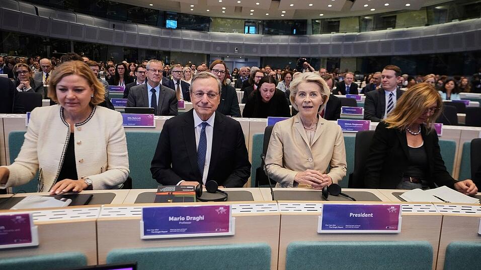 Mario Draghi (M.l.) und Ursula von der Leyen (M.r.) in Brüssel. Vor fast genau einem Jahr hat der frühere EZB-Chef seinen Bericht über Europas Wettbewerbsfähigkeit vorgestellt. Mario Draghi (M.l.) und Ursula von der Leyen (M.r.) in Brüssel. Vor fast genau einem Jahr hat der frühere EZB-Chef seinen Bericht über Europas Wettbewerbsfähigkeit vorgestellt.