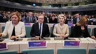 Mario Draghi (M.l.) und Ursula von der Leyen (M.r.) in Brüssel. Vor fast genau einem Jahr hat der frühere EZB-Chef seinen Bericht über Europas Wettbewerbsfähigkeit vorgestellt.