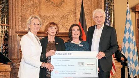 10.000 Euro erhielt die Au&szlig;enstelle des Wei&szlig;en Rings im Landkreis Freising bei der Spendengala des Deutsch-Amerikanischen Frauenclubs im Kaisersaal in der Residenz in M&uuml;nchen im November vergangenen Jahres. Unser Bild zeigt (v.l.) Chairlady Susanne Ahrens, Silvia Niedermeier, Pr&auml;sidentin Andrea Hellman und Udo Wachtveitl.