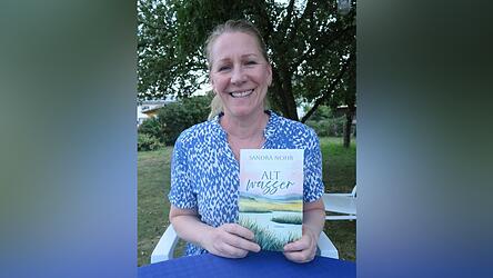 Sandra Nohr präsentiert im Garten ihrer Eltern ihren Erstlingsroman „Altwasser“. Sandra Nohr präsentiert im Garten ihrer Eltern ihren Erstlingsroman „Altwasser“.