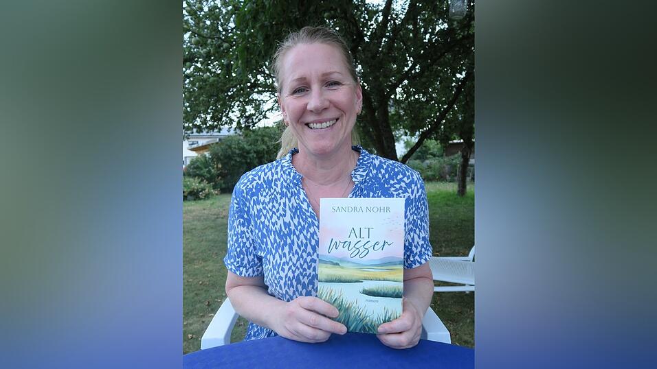 Sandra Nohr präsentiert im Garten ihrer Eltern ihren Erstlingsroman „Altwasser“. Sandra Nohr präsentiert im Garten ihrer Eltern ihren Erstlingsroman „Altwasser“.