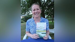 Sandra Nohr präsentiert im Garten ihrer Eltern ihren Erstlingsroman „Altwasser“. Sandra Nohr präsentiert im Garten ihrer Eltern ihren Erstlingsroman „Altwasser“.