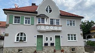 Architektonisches Schmuckstück: das renovierte Anwesen an der Holzapfelstraße in Bad Kötzting. Architektonisches Schmuckstück: das renovierte Anwesen an der Holzapfelstraße in Bad Kötzting.