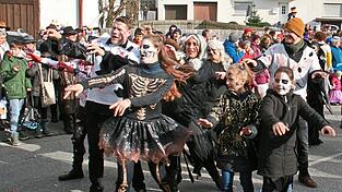 Die Addams-Family vom Ski-Club machte die Straßen unsicher.