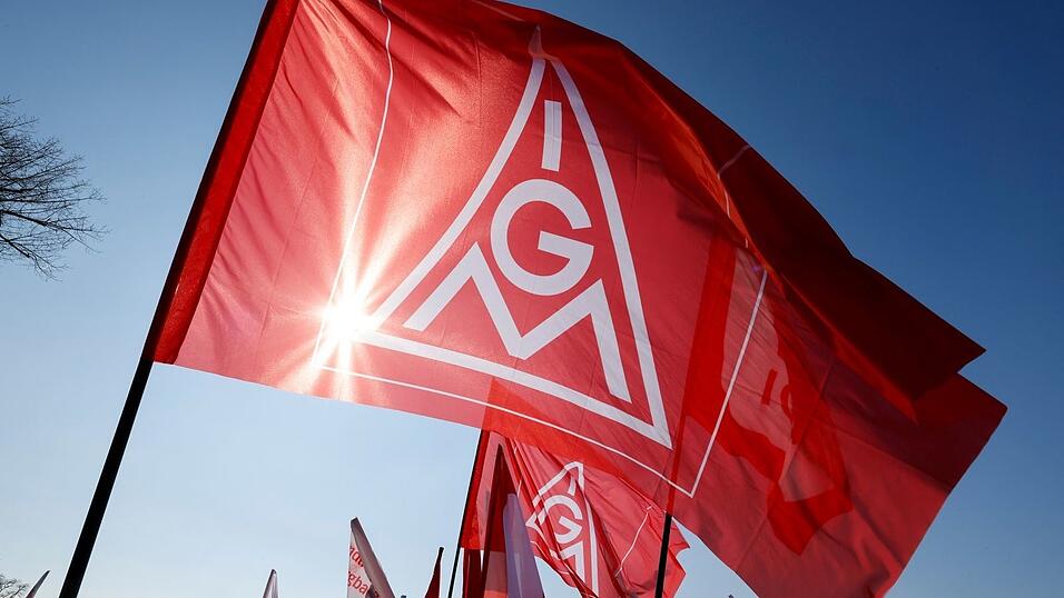 Die Gewerkschaft unterstützt die Forderung der Autoindustrie nach einer Aufweichung des Verbrenner-Aus im Jahr 2035, erwartet im Gegenzug aber den Erhalt von Jobs. (Archivbild) Die Gewerkschaft unterstützt die Forderung der Autoindustrie nach einer Aufweichung des Verbrenner-Aus im Jahr 2035, erwartet im Gegenzug aber den Erhalt von Jobs. (Archivbild)
