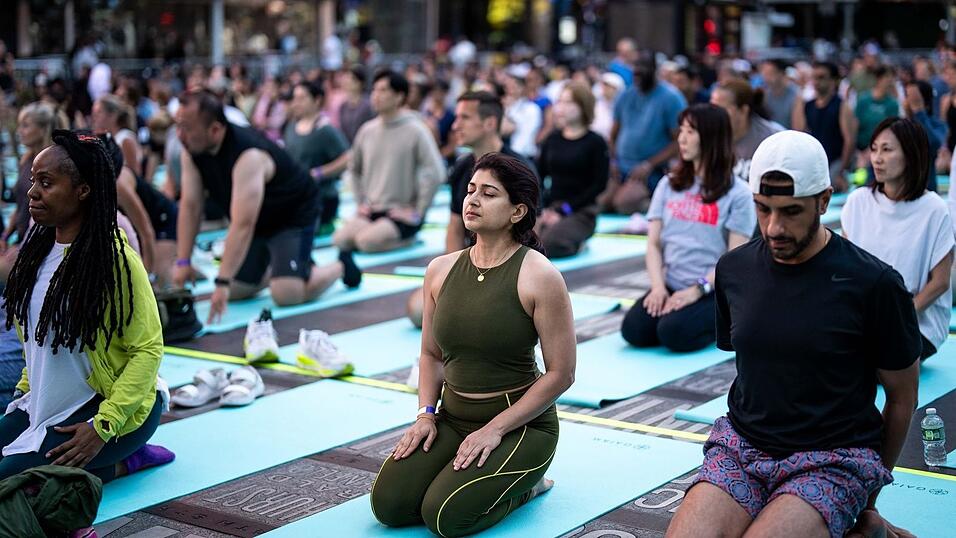 Dicht an dicht reihten sich Yoga-Begeisterte aneinander. Dicht an dicht reihten sich Yoga-Begeisterte aneinander.