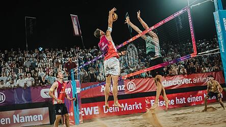 Spektakel unter Flutlicht: Jonas Sagstetter (hier im Angriff) und sein Interimspartner Robin Sowa lieferten dem deutschen Nationalteam Paul Henning/Lukas Pfretzschner vor stimmungsvoller Kulisse ein prickelndes Duell - für den Halbfinaleinzug reichte es aber trotzdem nicht ganz. Sie verloren den entscheidenden Tiebreak mit 17:19. Spektakel unter Flutlicht: Jonas Sagstetter (hier im Angriff) und sein Interimspartner Robin Sowa lieferten dem deutschen Nationalteam Paul Henning/Lukas Pfretzschner vor stimmungsvoller Kulisse ein prickelndes Duell - für den Halbfinaleinzug reichte es aber trotzdem nicht ganz. Sie verloren den entscheidenden Tiebreak mit 17:19.