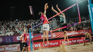 Spektakel unter Flutlicht: Jonas Sagstetter (hier im Angriff) und sein Interimspartner Robin Sowa lieferten dem deutschen Nationalteam Paul Henning/Lukas Pfretzschner vor stimmungsvoller Kulisse ein prickelndes Duell - für den Halbfinaleinzug reichte es aber trotzdem nicht ganz. Sie verloren den entscheidenden Tiebreak mit 17:19. Spektakel unter Flutlicht: Jonas Sagstetter (hier im Angriff) und sein Interimspartner Robin Sowa lieferten dem deutschen Nationalteam Paul Henning/Lukas Pfretzschner vor stimmungsvoller Kulisse ein prickelndes Duell - für den Halbfinaleinzug reichte es aber trotzdem nicht ganz. Sie verloren den entscheidenden Tiebreak mit 17:19.