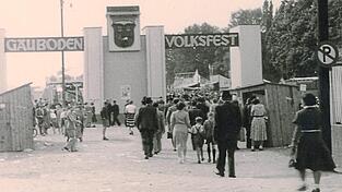 Der Eingang zum Gäubodenvolksfest mit Kassenhäuschen 1951 oder 1953. Der Eingang zum Gäubodenvolksfest mit Kassenhäuschen 1951 oder 1953.