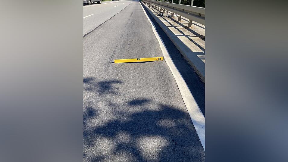 Wegen Verformungen im Asphalt muss ein Fahrstreifen der B20 im Kreis Straubing-Bogen vorübergehend gesperrt werden. Wegen Verformungen im Asphalt muss ein Fahrstreifen der B20 im Kreis Straubing-Bogen vorübergehend gesperrt werden.