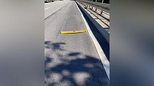 Wegen Verformungen im Asphalt muss ein Fahrstreifen der B20 im Kreis Straubing-Bogen vorübergehend gesperrt werden. Wegen Verformungen im Asphalt muss ein Fahrstreifen der B20 im Kreis Straubing-Bogen vorübergehend gesperrt werden.