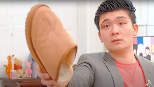 Rotes Shirt und Pantoffel in der Hand: So kennen seine Fans den Schauspieler und YouTube-Star Steven He.