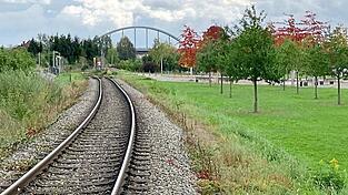 Das Schild mit dem 'P' zeigt Zügen an, dass gleich ein Weg kreuzt und sie aus Sicherheitsgründen hupen müssen. Das Schild mit dem 'P' zeigt Zügen an, dass gleich ein Weg kreuzt und sie aus Sicherheitsgründen hupen müssen.