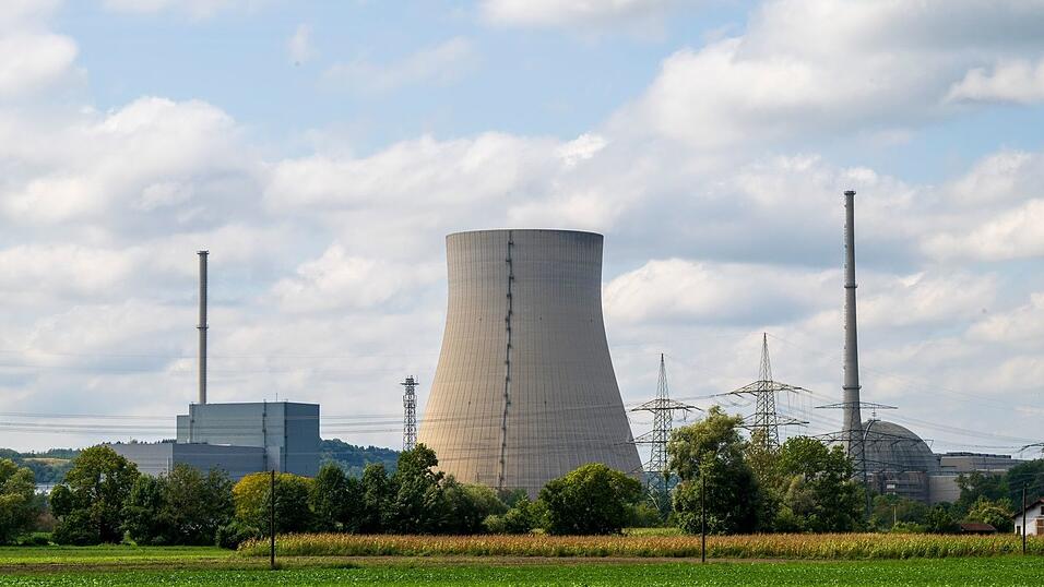 Bei den Rückbauarbeiten am stillgelegten Kernkraftwerk Isar 2 hat es eine Panne gegeben. (Archivbild)
