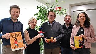 Bürgermeister Maximilian Mader (v.l.), Erni Pichler, Tscharli Wagner, Martin Holzner und Linda Kotzer freuen sich auf Lummerland und eine schöne Vorweihnachtszeit. Bürgermeister Maximilian Mader (v.l.), Erni Pichler, Tscharli Wagner, Martin Holzner und Linda Kotzer freuen sich auf Lummerland und eine schöne Vorweihnachtszeit.