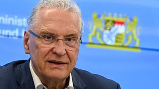 Nach dem versehentlichen Schuss eines bayerischen Polizisten auf einen Bundeswehr-Soldaten will Bayerns Innenminister Joachim Herrmann (CSU) die Kommunikation zwischen Bundeswehr und Polizei verbessern. (Archivbild) Nach dem versehentlichen Schuss eines bayerischen Polizisten auf einen Bundeswehr-Soldaten will Bayerns Innenminister Joachim Herrmann (CSU) die Kommunikation zwischen Bundeswehr und Polizei verbessern. (Archivbild)