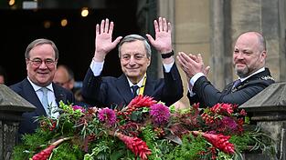 Der fr&uuml;here EZB-Pr&auml;sident Mario Draghi (Mitte) erhielt w&auml;hrend seiner Laufbahn auch Spitznamen wie &bdquo;Super-Mario&ldquo; und &bdquo;Mister Euro&ldquo;.