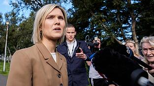 Die isl&auml;ndische Ministerpr&auml;sidentin Kristr&uacute;n Frostad&oacute;ttir (l) spricht mit Reportern, nachdem sie ihr Stimmrecht ausge&uuml;bt hat.