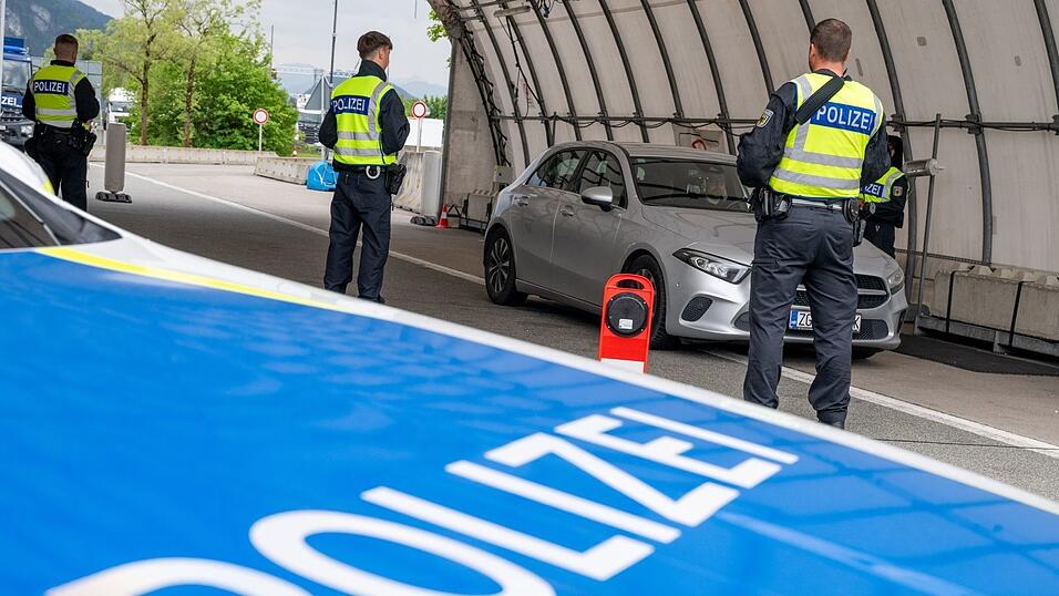 Die Bundespolizei kontrolliert seit einiger verstärkt auch an den bayerischen Außengrenzen. (Archivbild) Die Bundespolizei kontrolliert seit einiger verstärkt auch an den bayerischen Außengrenzen. (Archivbild)