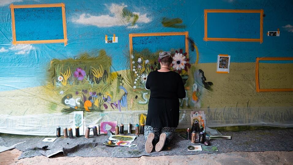 Die Wand wurde in Bilderrahmen aufgeteilt. Jeden Rahmen durften die Teilnehmer besprayen.
