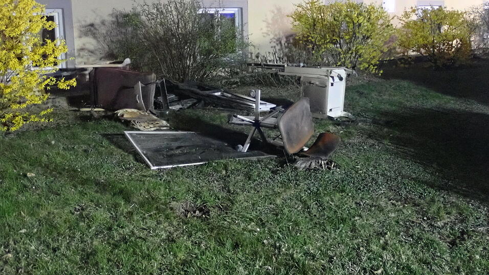 Bei einem Brand im Seniorenheim in Strahlfeld wurden neun Bewohner und ein Feuerwehrler verletzt. 