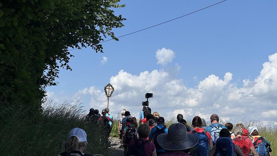 Die Pilger auf ihrem Weg nach Neukirchen beim Heiligen Blut.