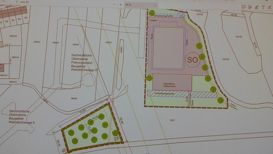 Eine Grafik, die Bauamtsleiter Michael Schmidt-Ramsin im Bauausschuss pr&auml;sentierte, zeigt, wie die Anlage (lila) samt Lagerfl&auml;che f&uuml;r Hackschnitzel (rot) und Versickerungsmulde (blau) aufgebaut sein soll.