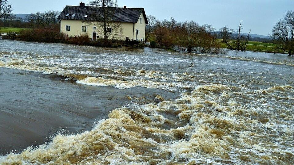 Auch der Regen bei Cham steigt &uuml;ber die Ufer.