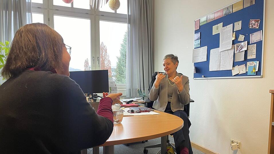 Professor Sabine Fries (rechts) im Gespr&auml;ch mit ihrer Geb&auml;rdendolmetscherin Katharina Stoo&szlig;: Die geb&uuml;rtige Berlinerin ist selbst geh&ouml;rlos und lehrt seit zehn Jahren in Landshut. Seitdem hat sie Eigenheiten des bayerischen Dialekts in ihre Sprache &uuml;bernommen.