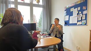 Professor Sabine Fries (rechts) im Gespr&auml;ch mit ihrer Geb&auml;rdendolmetscherin Katharina Stoo&szlig;: Die geb&uuml;rtige Berlinerin ist selbst geh&ouml;rlos und lehrt seit zehn Jahren in Landshut. Seitdem hat sie Eigenheiten des bayerischen Dialekts in ihre Sprache &uuml;bernommen.