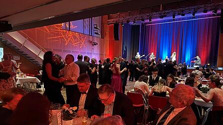 Bis tief in die Nacht hinein schwangen die G&auml;ste das Tanzbein. Fotos: