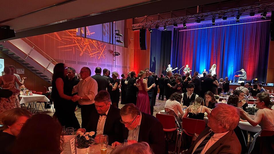 Bis tief in die Nacht hinein schwangen die G&auml;ste das Tanzbein. Fotos: