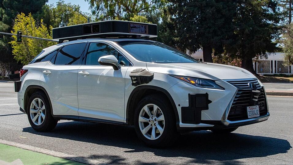 2023: Apple stellt das Projekt Titan ein, mit dem eigentlich ein Apple Car entwickelt werden sollte.