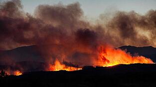 Wind, Hitze und Trockenheit fachen einen gro&szlig;en Brand in S&uuml;dfrankreich an.