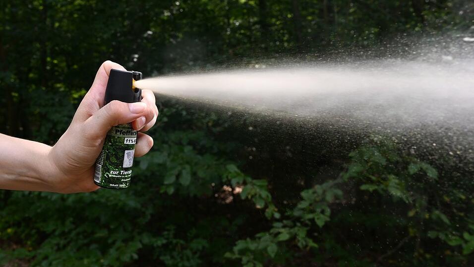 Plötzlich zückte der Mann das Pfefferspray und sprühte los. (Symbolbild) Plötzlich zückte der Mann das Pfefferspray und sprühte los. (Symbolbild)