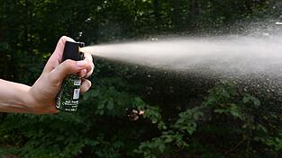 Plötzlich zückte der Mann das Pfefferspray und sprühte los. (Symbolbild) Plötzlich zückte der Mann das Pfefferspray und sprühte los. (Symbolbild)
